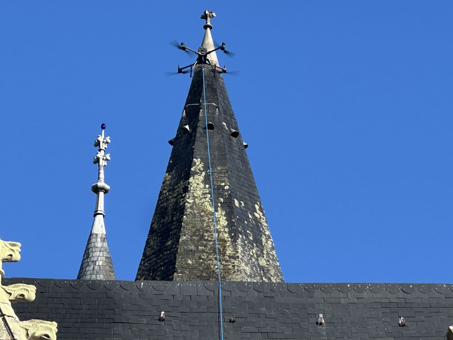 Service de nettoyage par DRONE : un nettoyage rapide, sans nacelle ni échafaudage. 